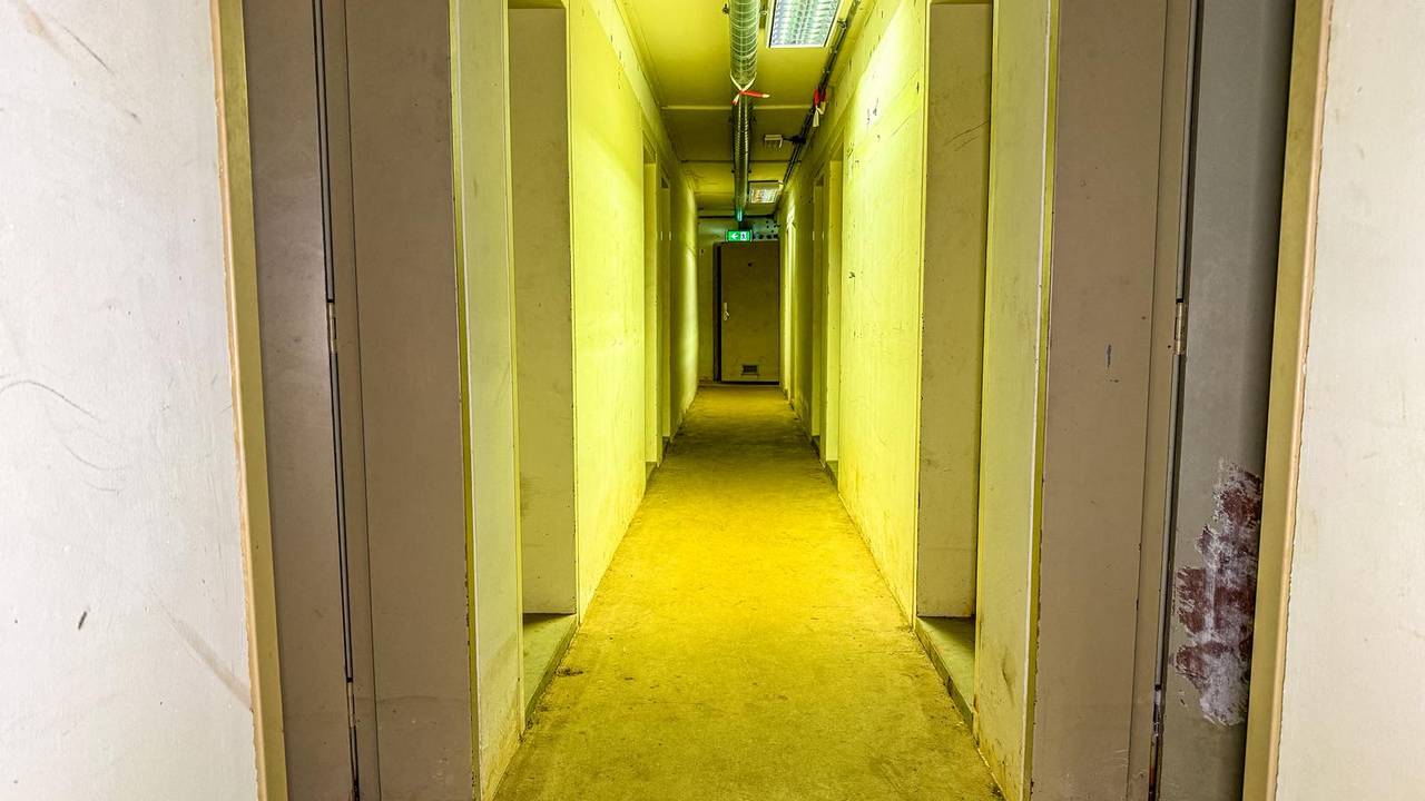 De smalle gang in de noodzetel met aan de zijkant de slaapkamers (foto: Pieter Soethout)