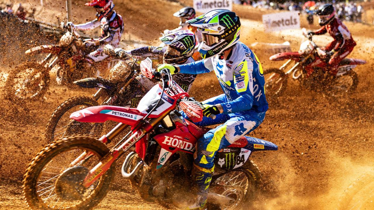 Jeffrey Herlings (midden) tijdens een eerdere wedstrijd van het wereldkampioenschap in Portugal. (Foto: Zuma Press / Jose Salhuerio.)