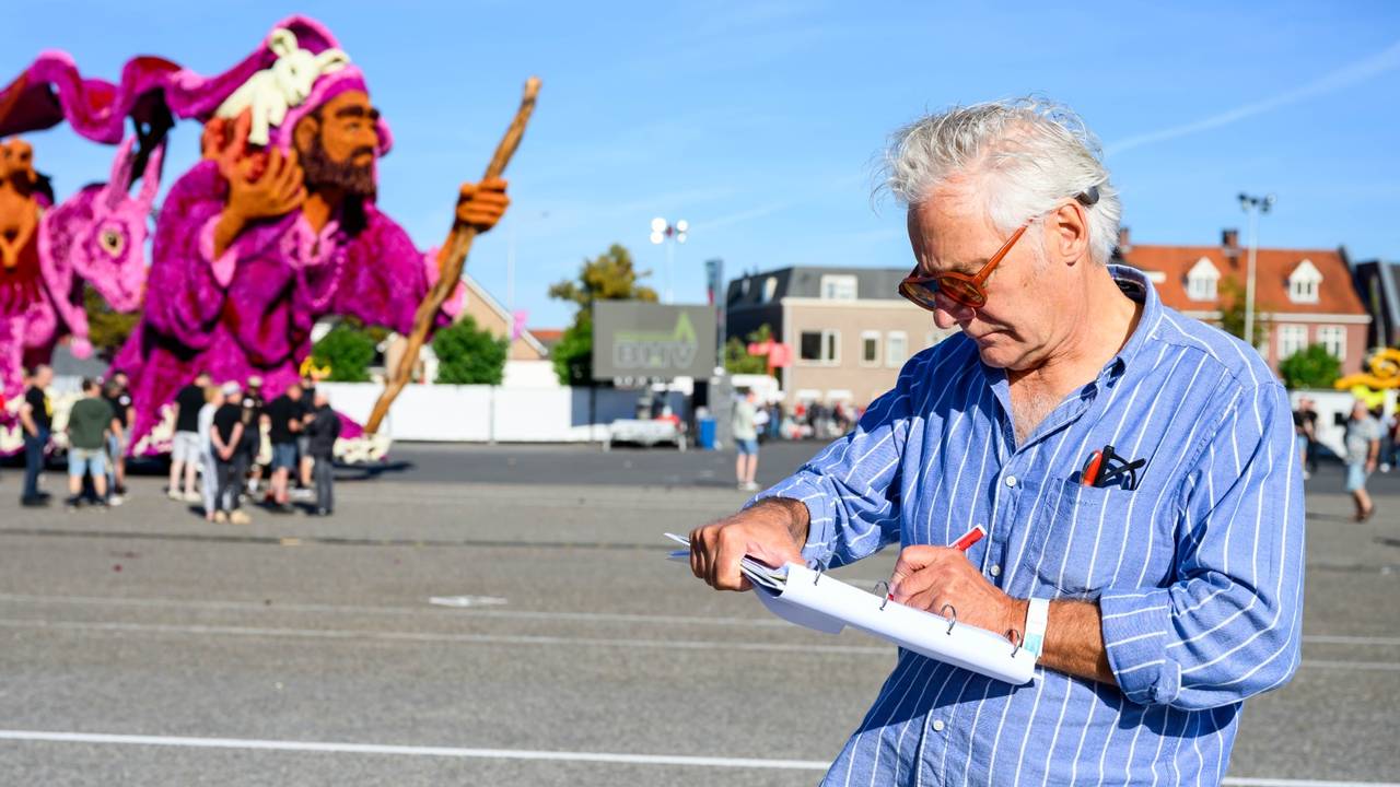 Een jurylid aan het werk bij het bloemencorso in Zundert (foto: José van Trijp).