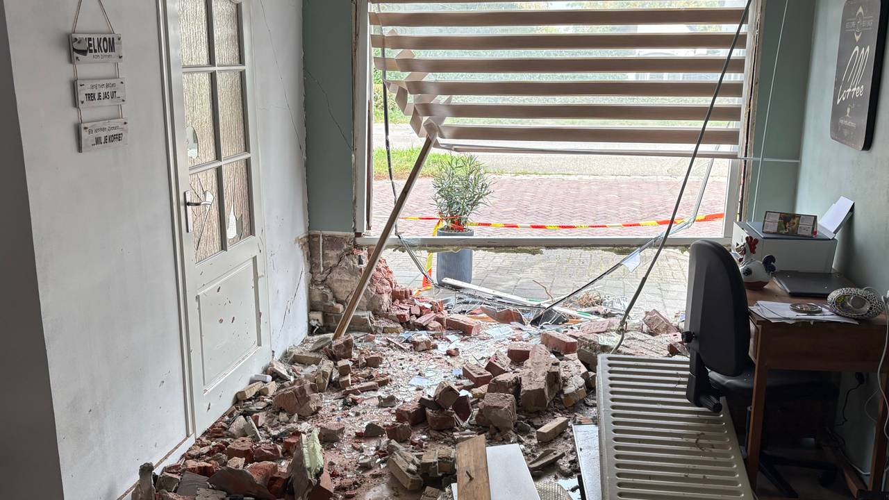 Zo ziet de woonkamer eruit nadat een auto zich in de gevel boorde