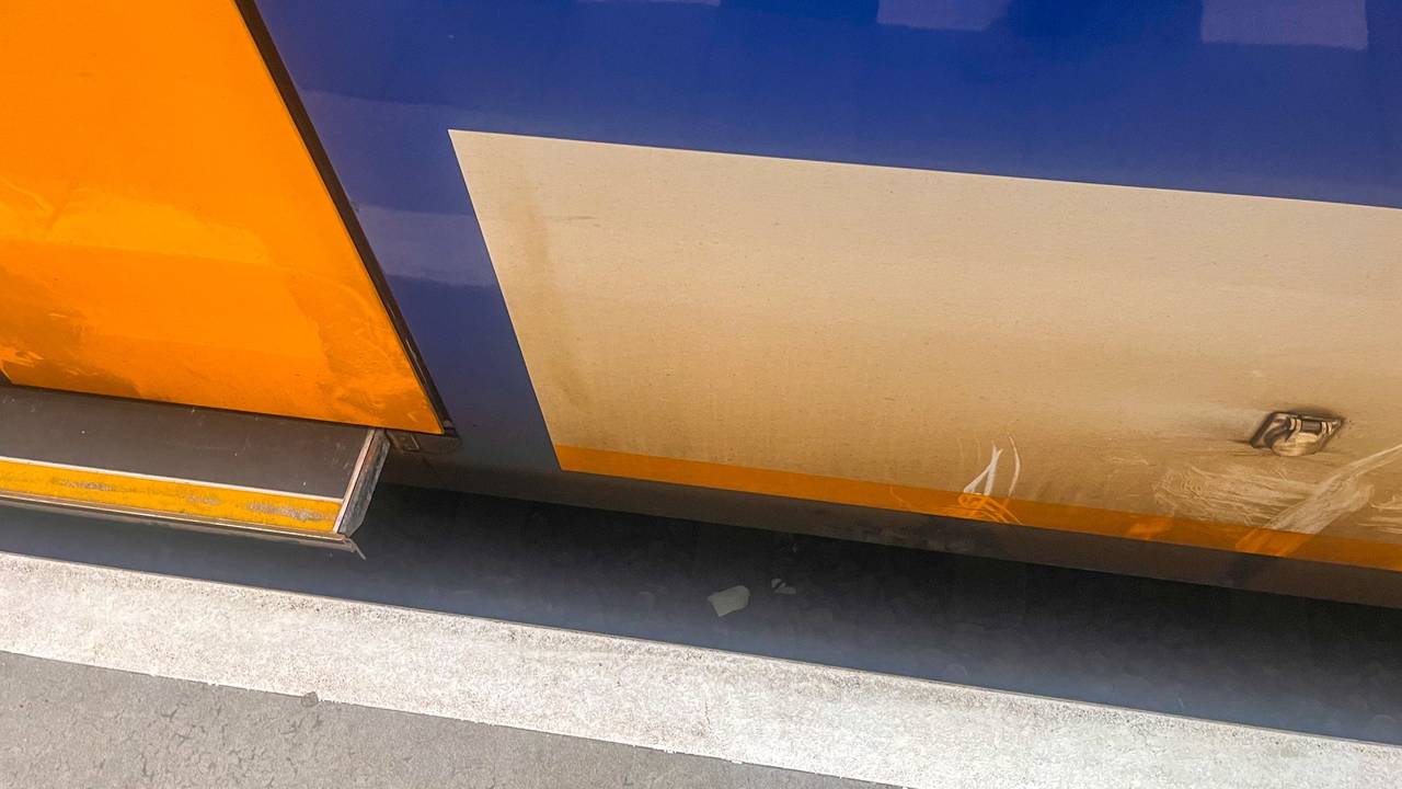 Man valt tussen trein en perron in Den Bosch, reizigers schieten te hulp