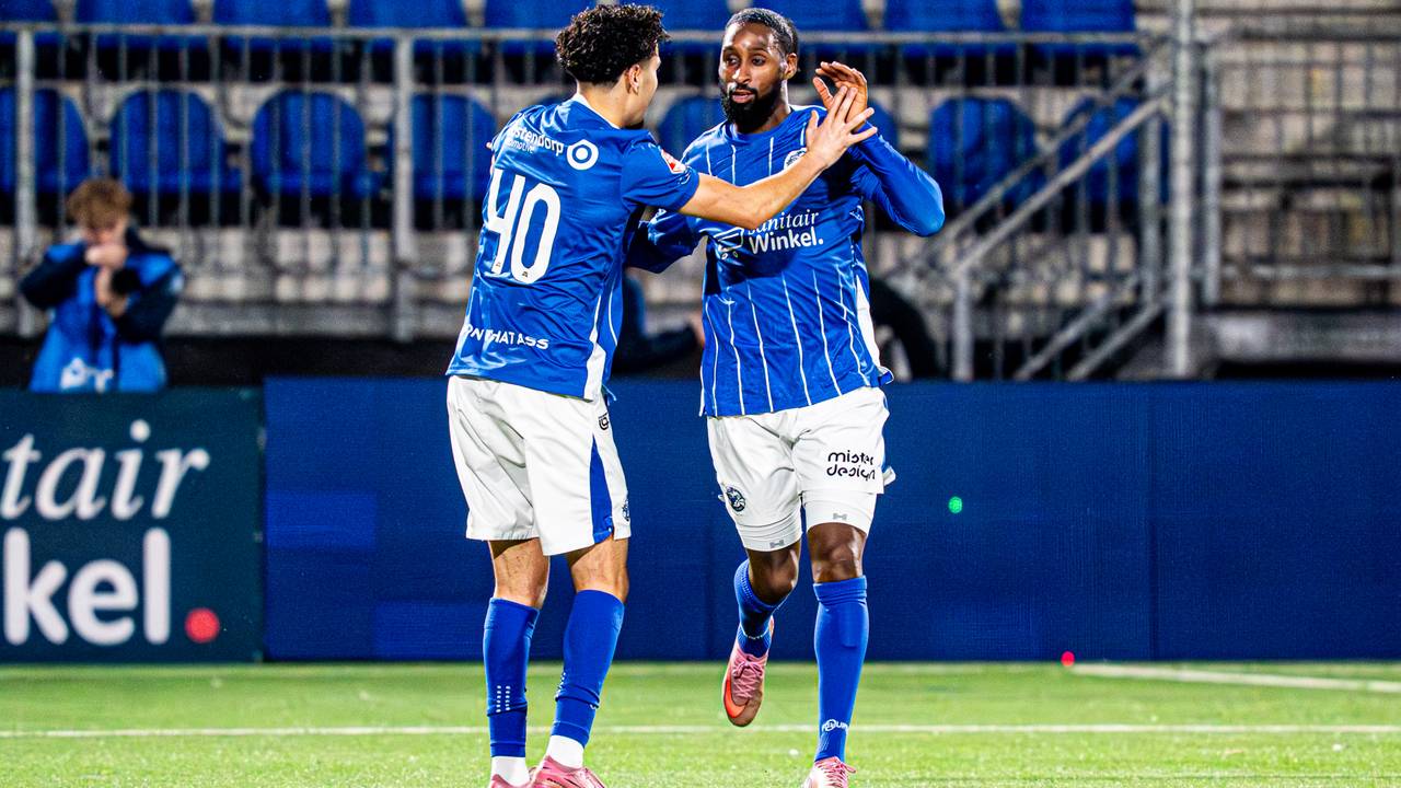 Jeffry Fortes viert zijn goal met Ilias Boumassaoudi (Foto: Orange Pictures).