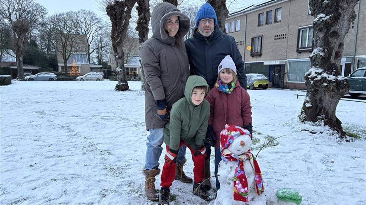 In Sint-Michielsgestel is al een mooie sneeuwpop gebouwd (Foto: Wilco Zonneveld).