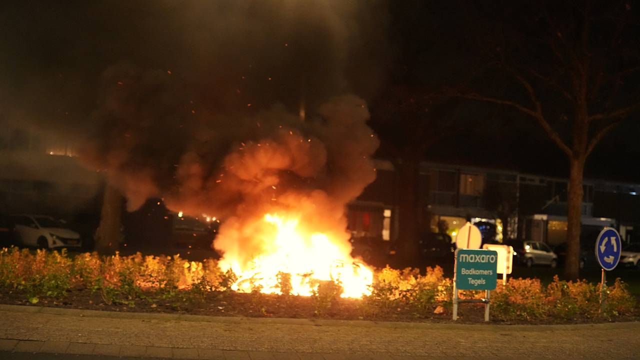 De scooters gaan in vlammen op (foto: Persbureau Heitink).