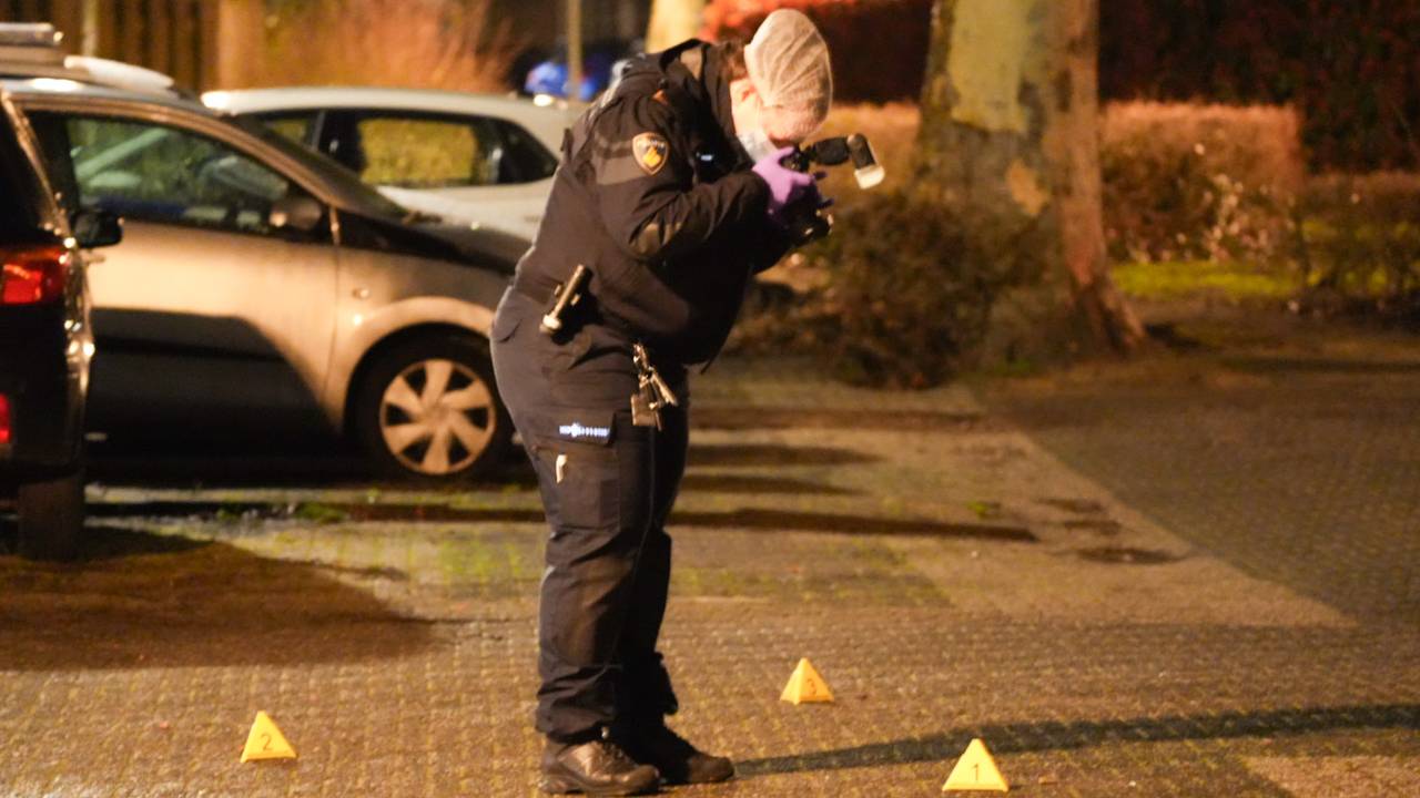 Volgens buurtbewoners zouden aan het Jozef Israëlsplantsoen in Drunen vijf of zes schoten zijn gelost (foto: Persbureau Heitink).