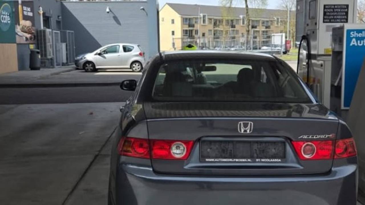 De auto reed te lang door met exportkentekenplaten. (Foto: politie_cranendonckheezeleende / Instagram.)
