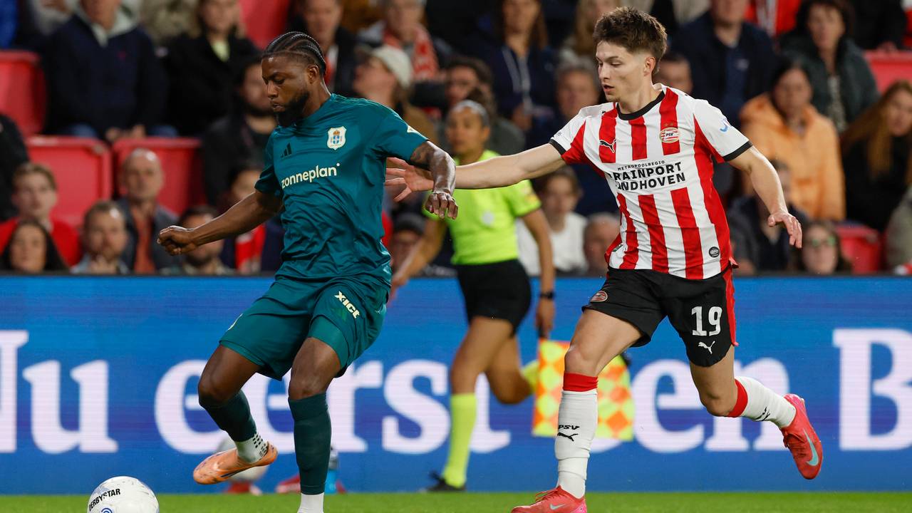 Man van de wedstrijd Esmir Bajraktarevic in duel met Sherel Floranus (foto: OrangePictures)