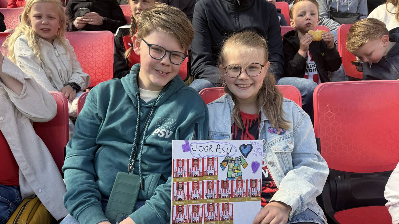 Thijs (12) en zijn zusje Isa (9) zijn speciaal uit Rotterdam gekomen om naar de open training van PSV te kijken