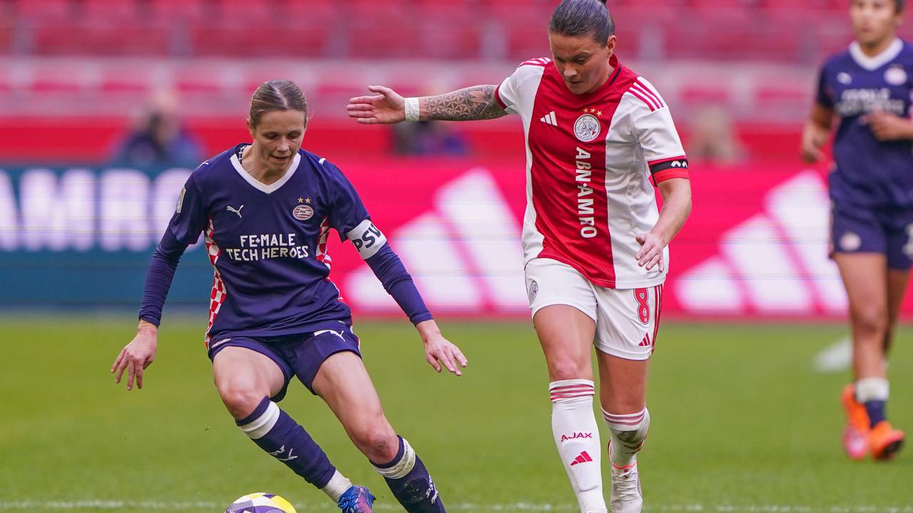 PSV-middenvelder Laura Strik in duel met Sherida Spitse van Ajax (foto: Andre Weening/Orange Pictures).