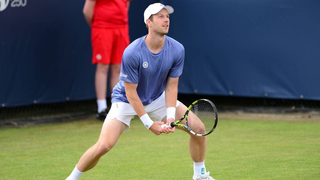 Tennisser Van de Zandschulp stond op het grastoernooi van Rosmalen toen de regen begon (foto:  Libema Open).