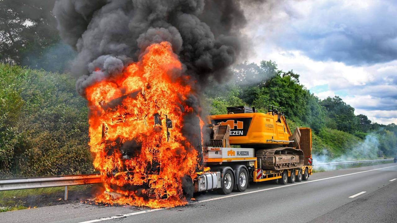 Vrachtwagen volledig uitgebrand op A2, flinke file richting Eindhoven