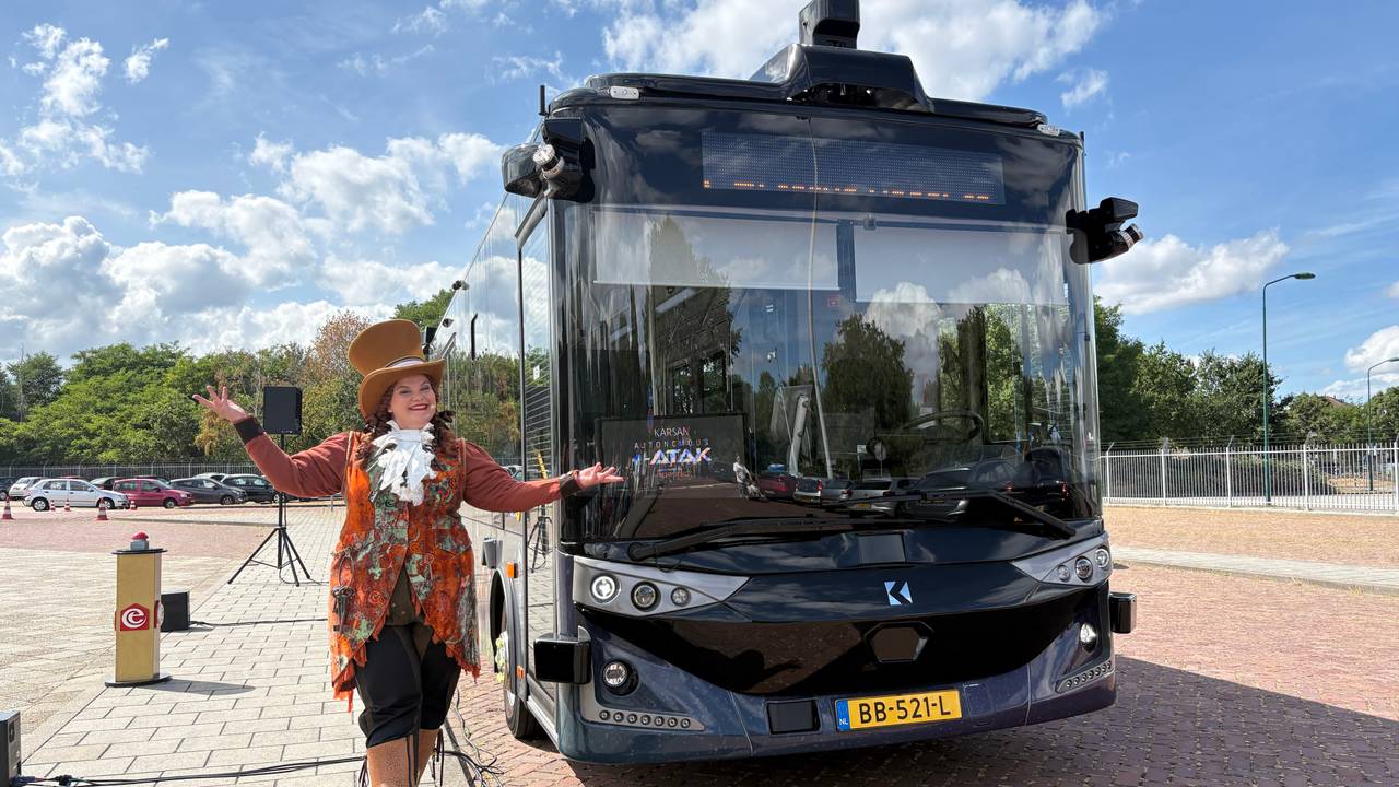 Geen handen aan het stuur: zelfrijdende bus van Efteling maakt eerste rit