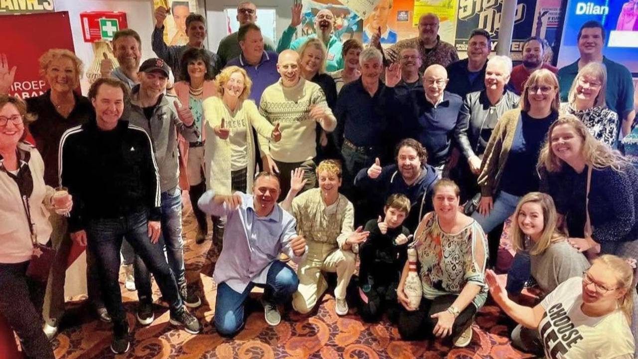 Alexandra met andere fans en radio-dj's tijdens een bowling feestje van Omroep Brabant radio (foto: Omroep Brabant).