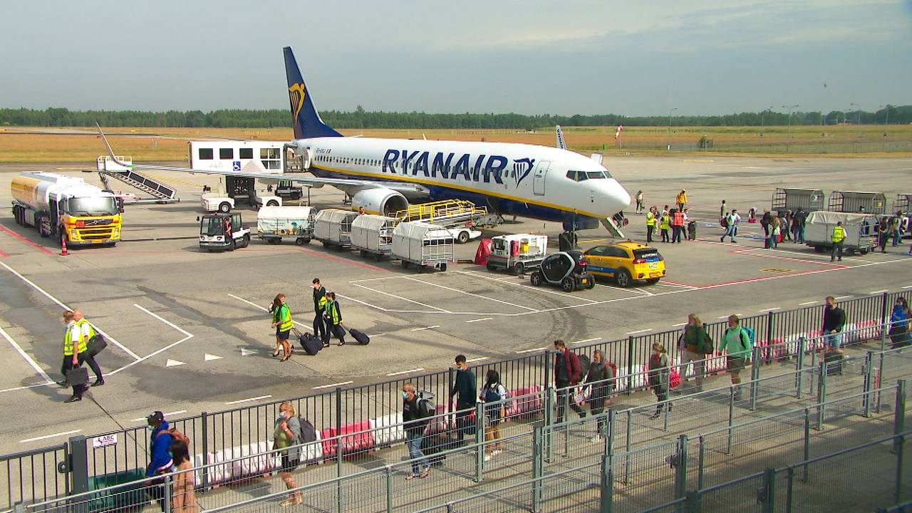 Een vliegtuig op Eindhoven Airport (archieffoto).