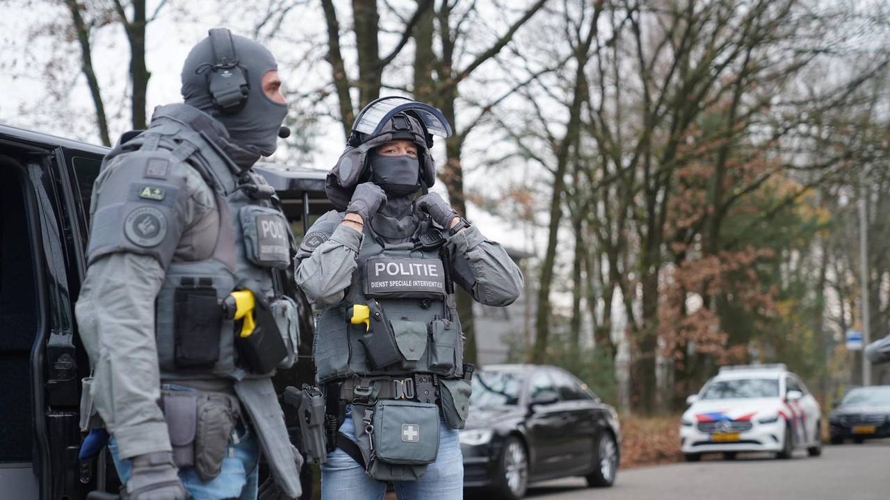 Tientallen agenten van de Dienst Speciale Interventies staan bij de gevangenis in Vught (foto: Persbureau Heitink).