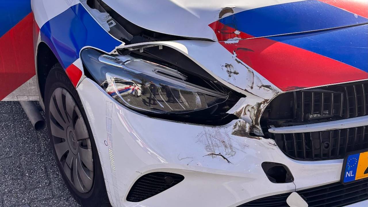 De auto van de wijkagenten in de wijk Reeshof in Tilburg raakte beschadigd na de achtervolging (foto: Instagram Wijkagenten Reeshof).