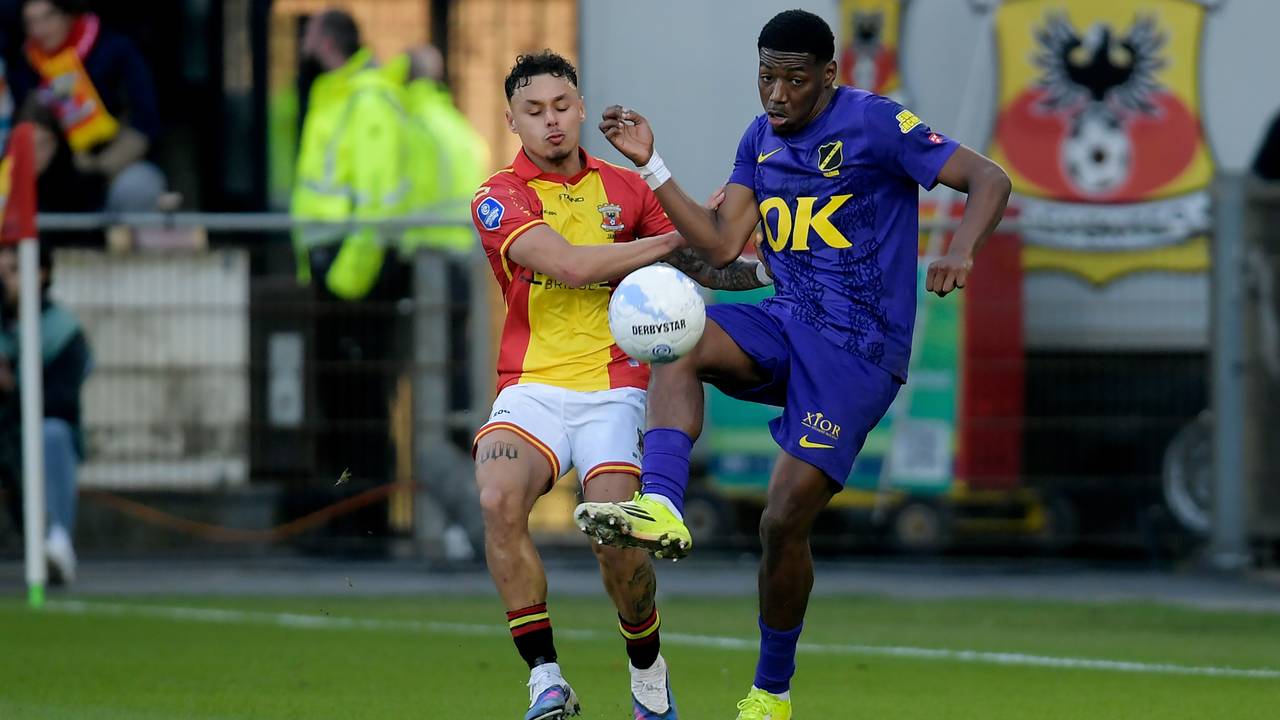 James Dean (links) in actie in de wedstrijd tegen NAC Breda (Foto: Orange Pictures).