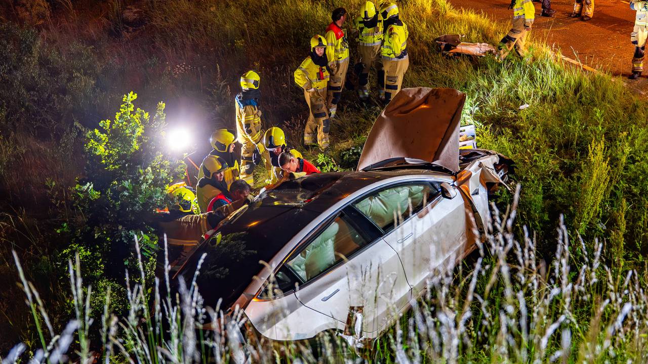 Ongeluk in Oss: auto schiet over rotonde, bestuurder gewond