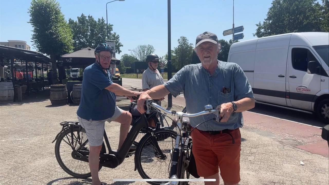 Hitte of niet: deze mannen fietsen gewoon hun tweewekelijkse rondje (foto: Floortje Steigenga).