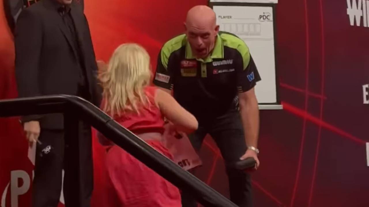 Dochtertje Zoë vloog in de armen van papa Michael (foto: Instagram Michael van Gerwen).
