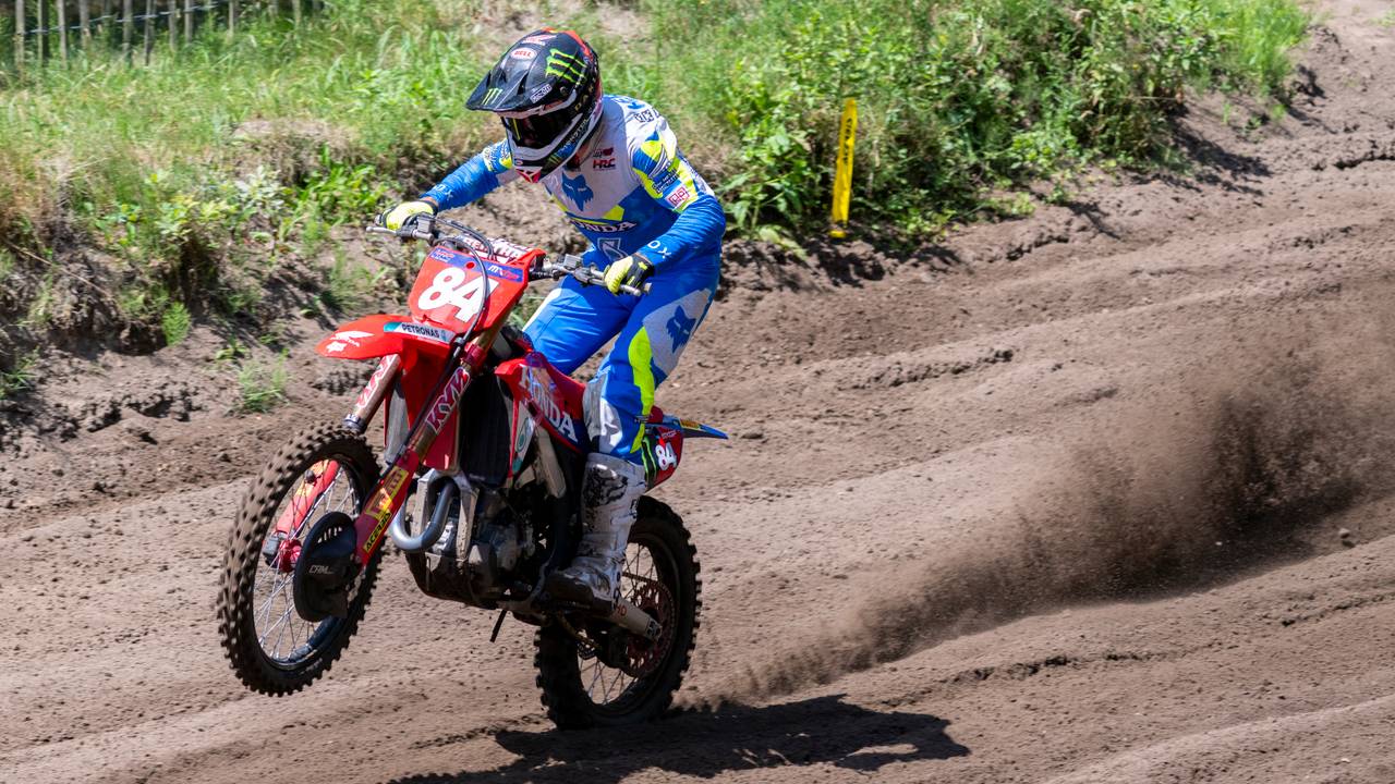 Jeffrey Herlings op zijn Honda tijdens een wedstrijd in het Gelderse Halle (foto: Edwin Blaauwbroek/Orange Pictures)