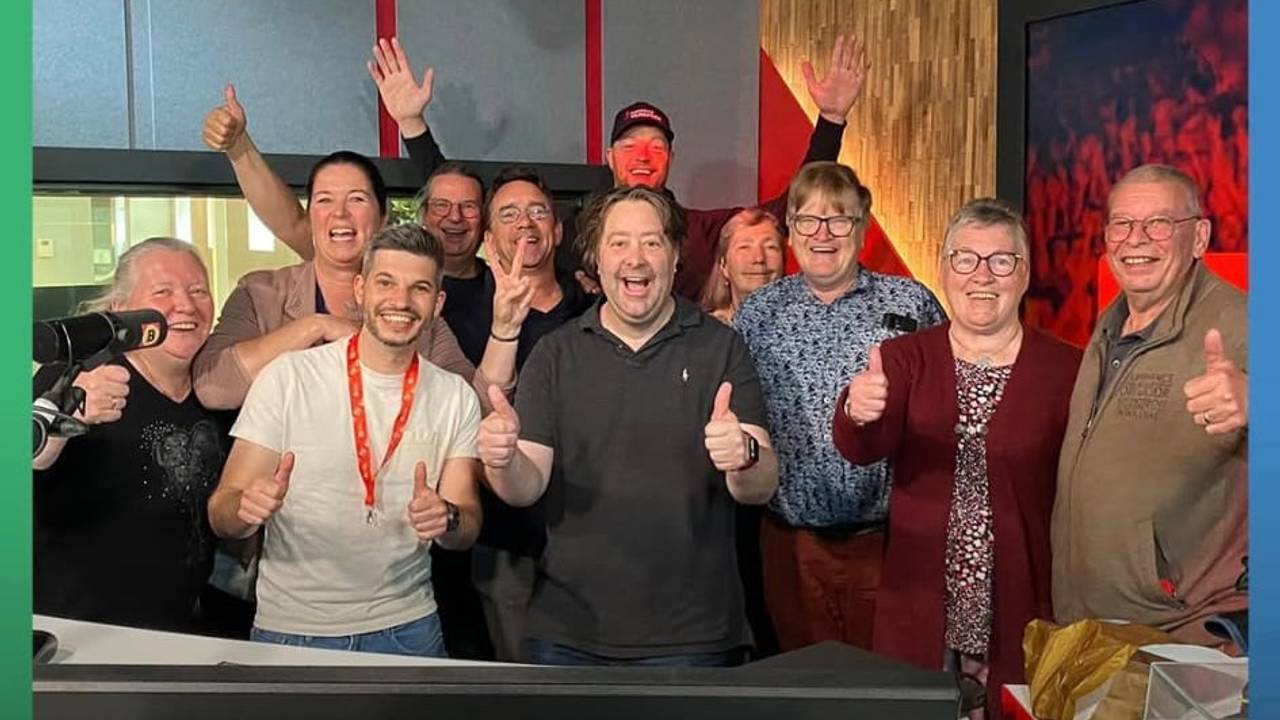 Alexandra en andere fans in de radiostudio toen dj Koen Wijn afscheid nam van de ochtendshow (foto: Omroep Brabant).