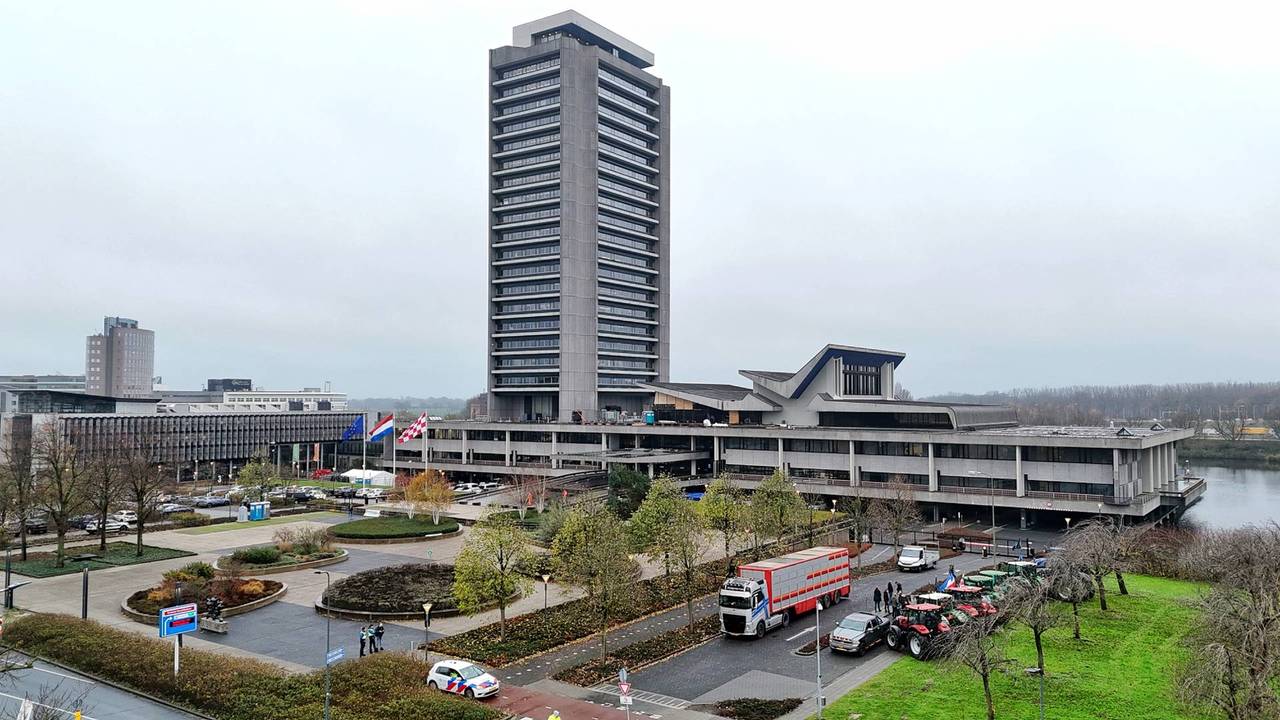 De eerste boeren zijn vrijdagochtend gearriveerd bij het provinciehuis in Den Bosch (foto: Toby de Kort / Persbureau Heitink).