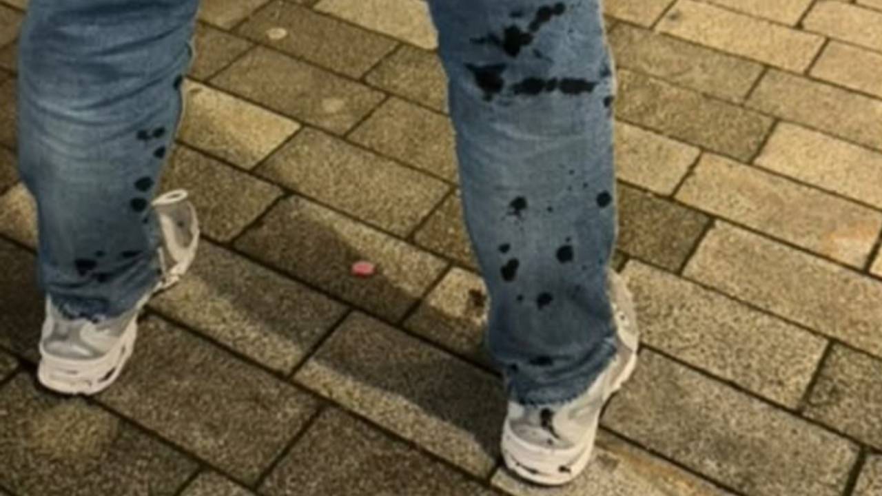 Mensen ondergespoten met zwarte verf (foto: wijkagenten_reeshof/instagram).