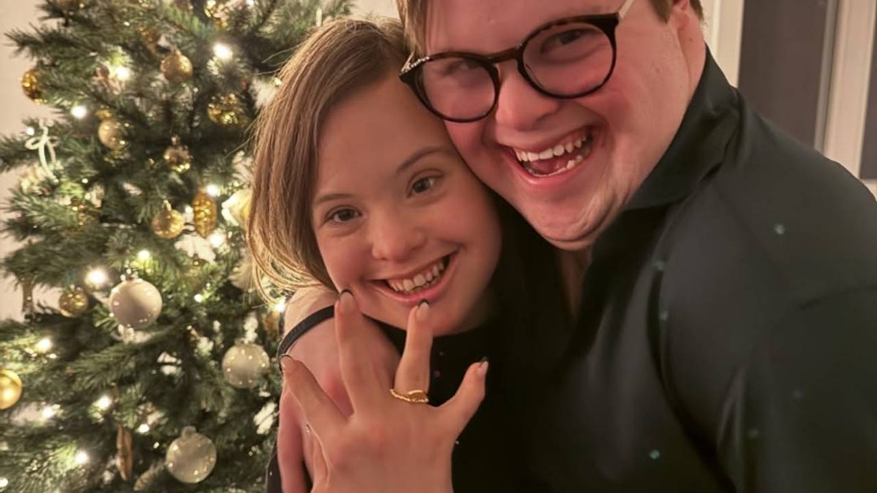 De verloofde stel is dolgelukkig (Foto: Instagram Kenya Koene).