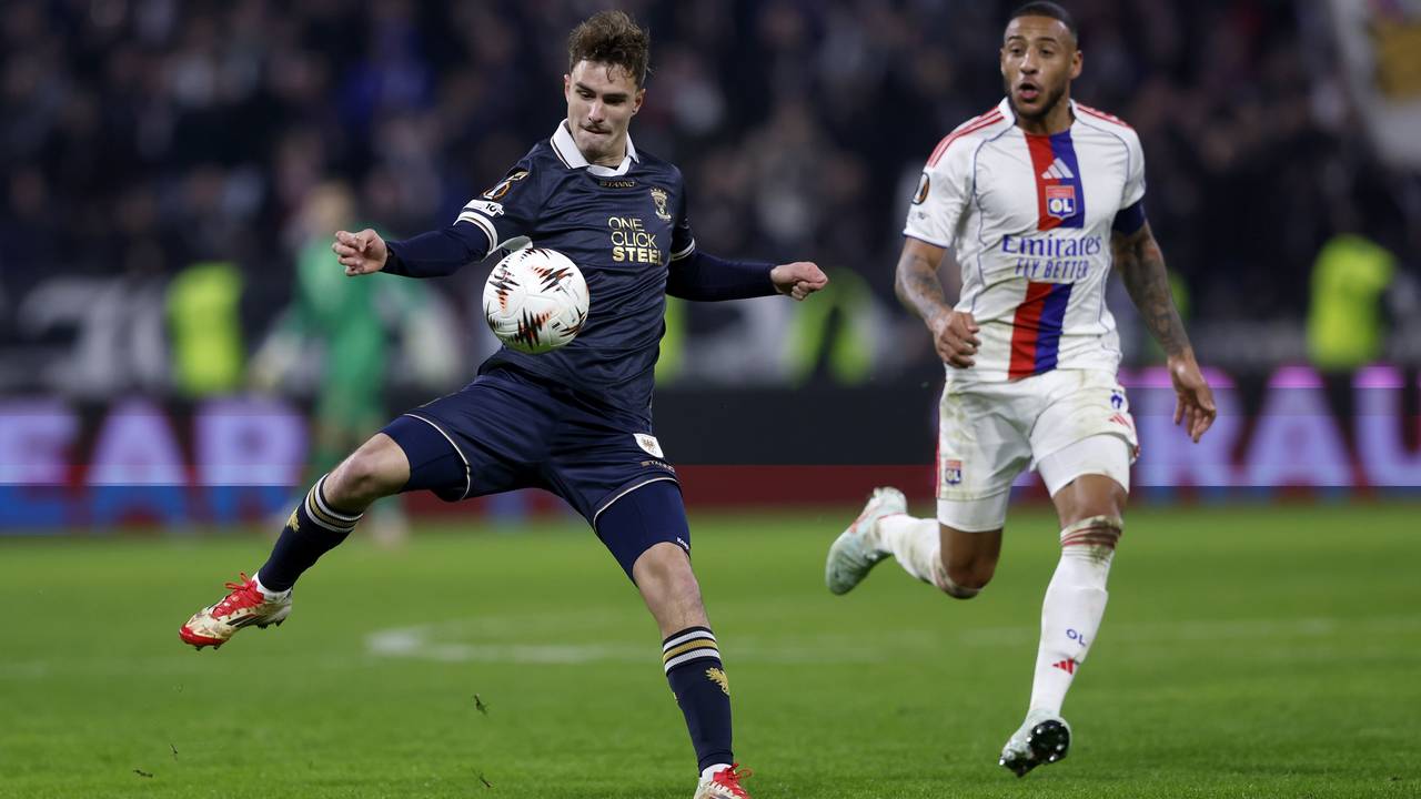 Calvin Twigt in duel met Olympique Lyon-middenvelder Corentin Tolisso (foto: ANP).
