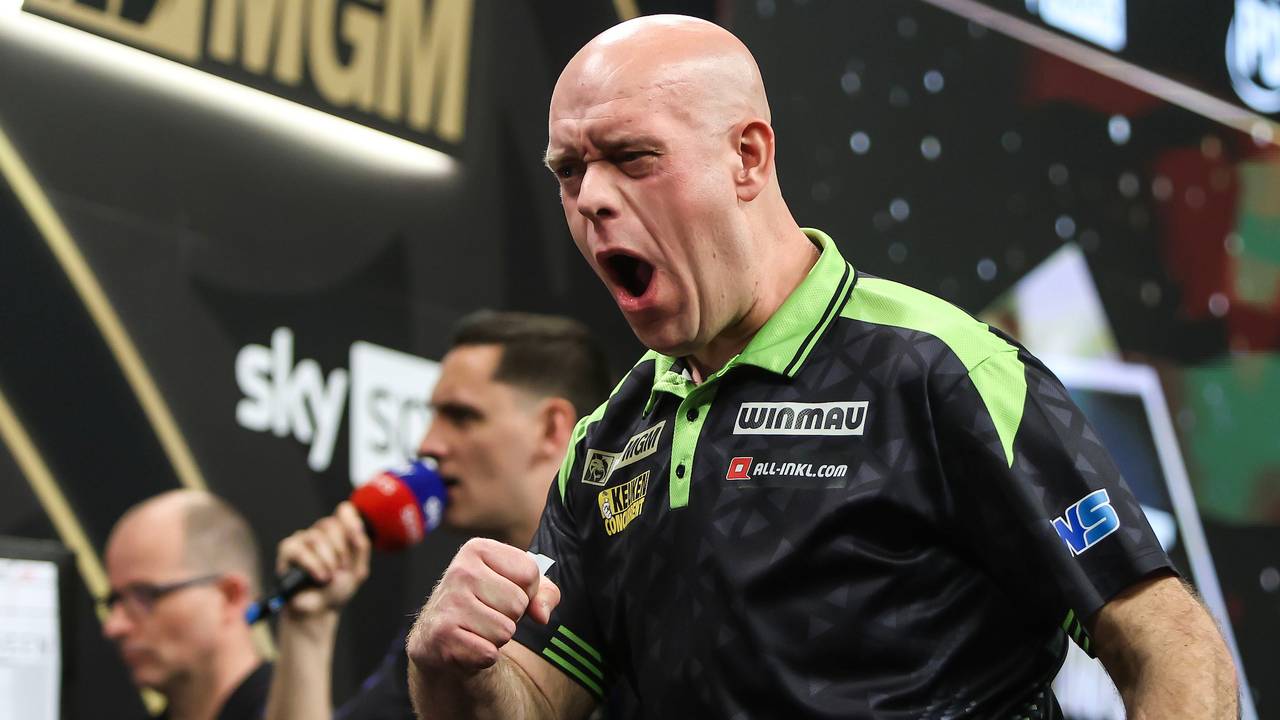 Michael van Gerwen tijdens een Premier League-overwinning in Brighton (foto: Taylor Lanning/PDC)