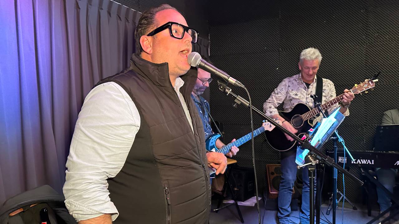 Frontman Wouter van Aert tijdens een repetitie met de band (foto: Floortje Steigenga).