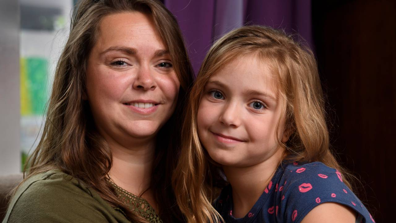 De ziekenhuisopname heeft nog altijd veel impact op Marieke en Marelinde (10) (foto: Samenwerking Infectieziekten).