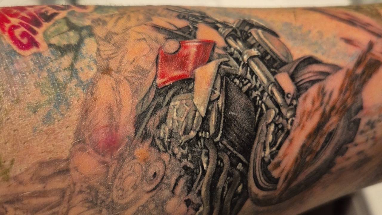 Het heftige motorongeluk dat Nick overleefde, staat voor altijd op zijn arm