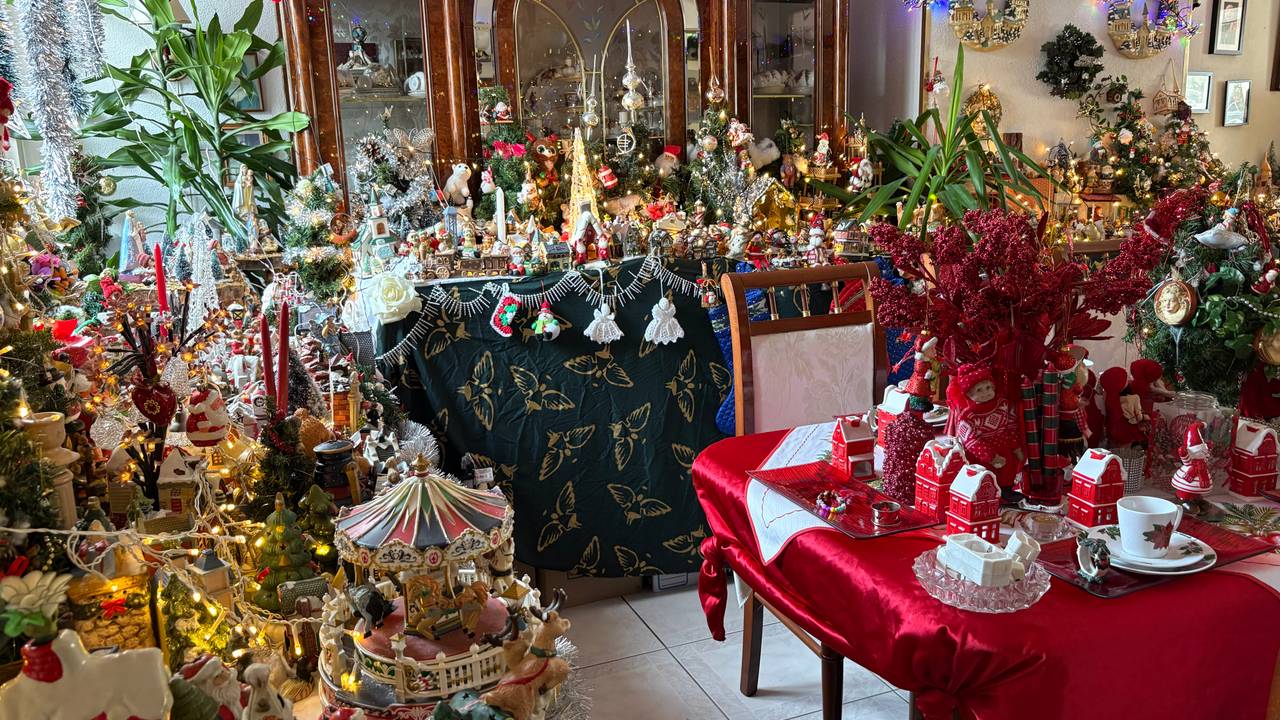 In de woonkamer is een hele kerststad uitgestald (foto: Jan Peels / Omroep Brabant).