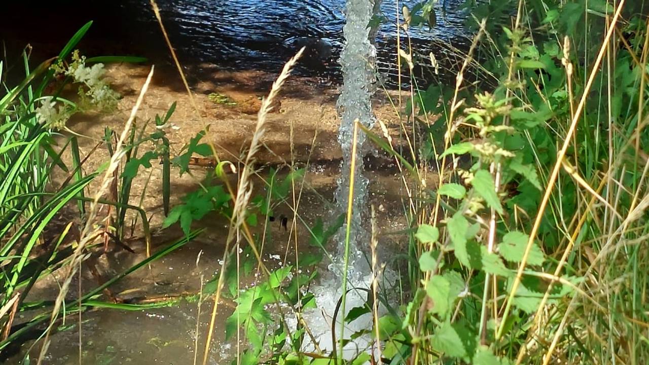 De Dommel pompt water over in de beek