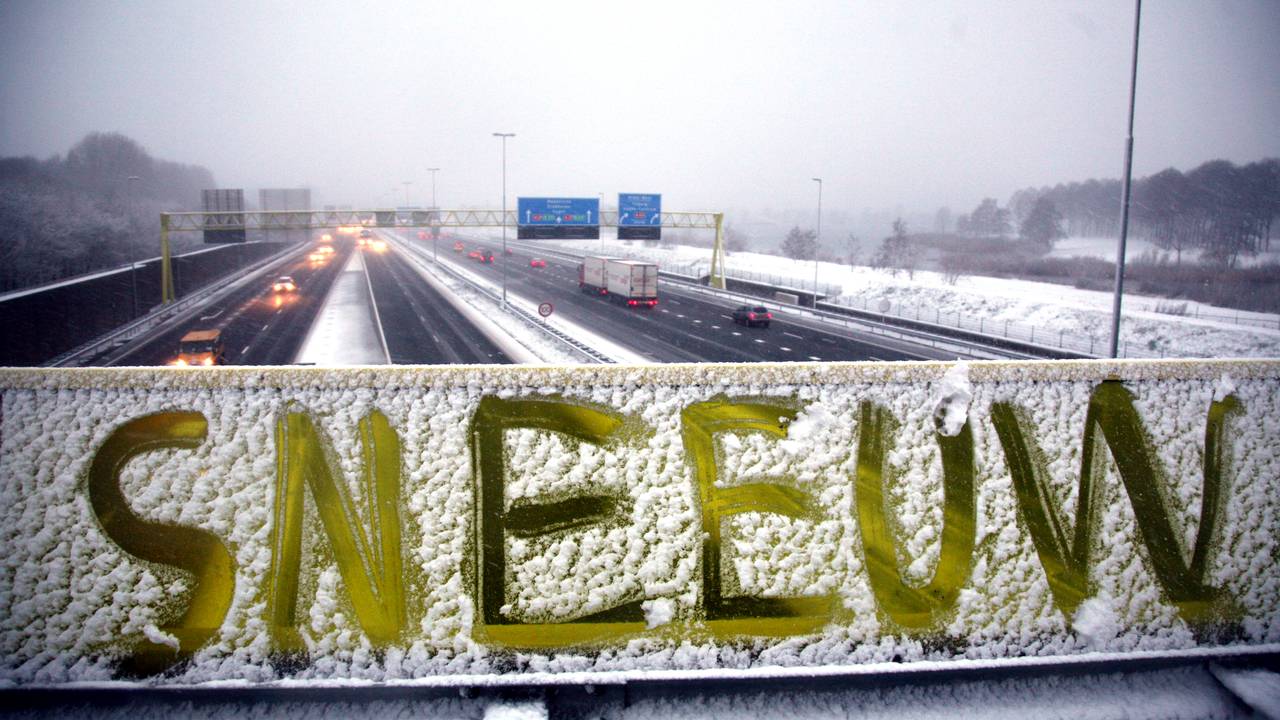 Vanwege de sneeuw adviseert Rijkswaterstaat om vandaag thuis te werken (foto: Martijn de Bie).