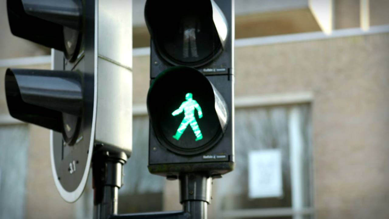 De wegbeheerder mag zelf bepalen hoe lang een stoplicht op groen blijft.
