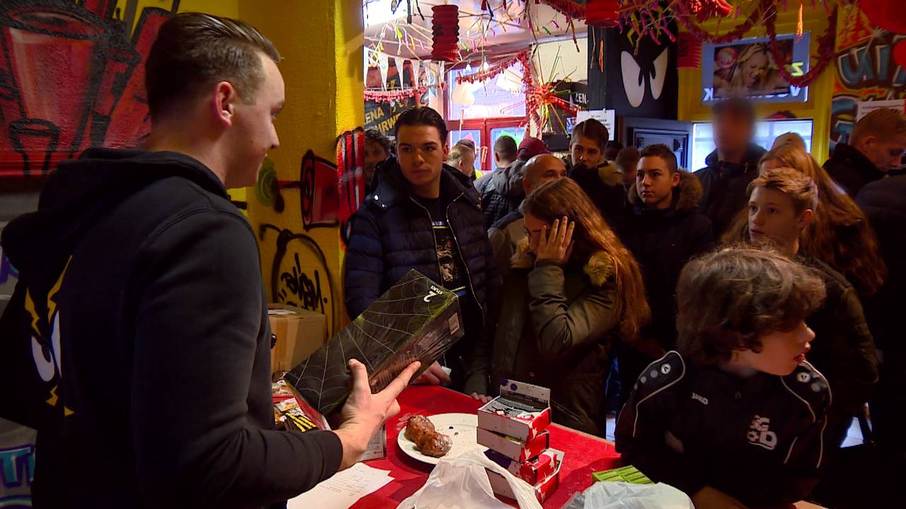 Drukte bij de vuurwerkhandelaren in de Belgische enclaves