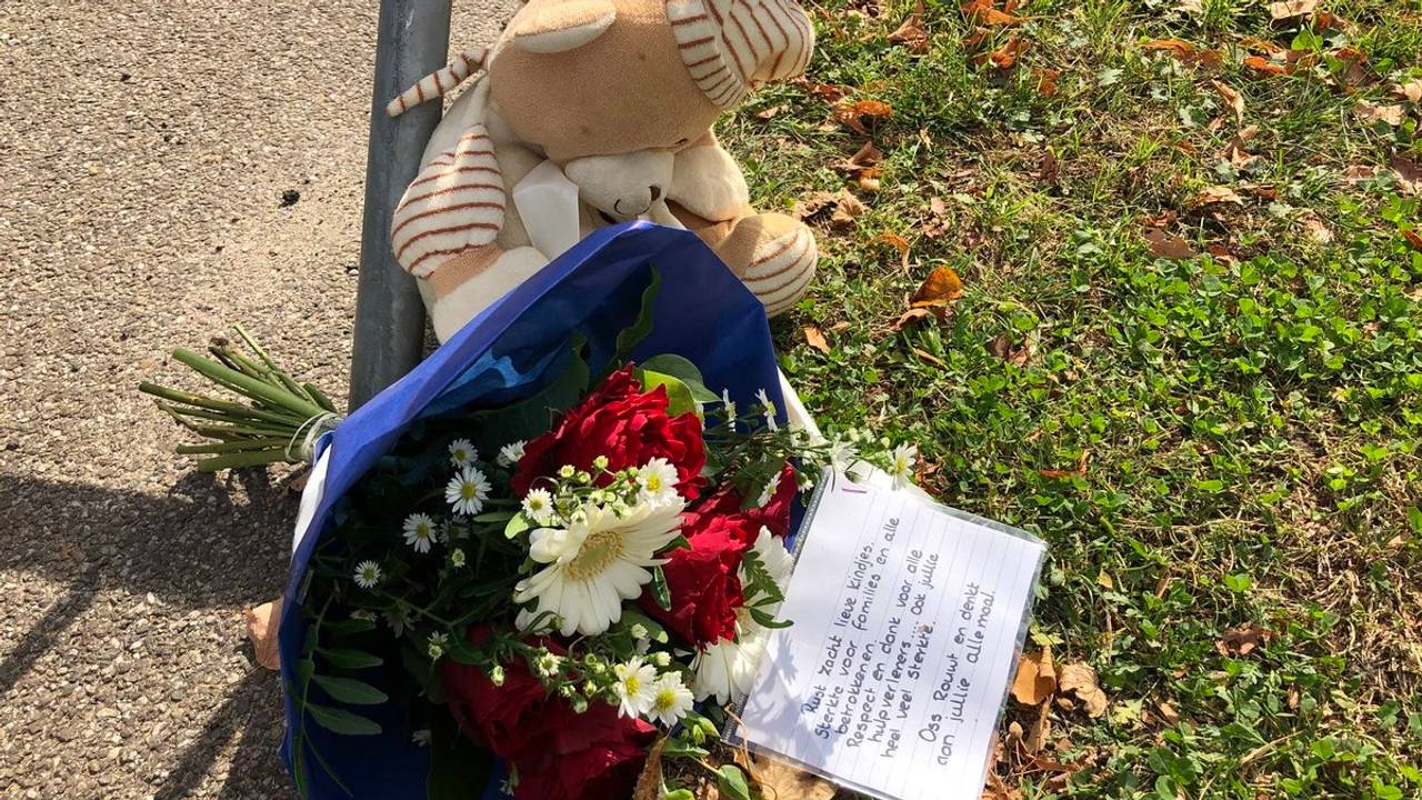 Bloemen en knuffels vlakbij de plek waar het ongeluk gebeurde. (Foto: Tonnie Vossen) 