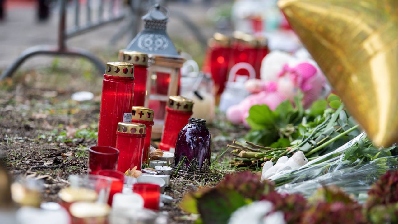 Kaarsen op de herdenkingsplek (foto: Kevin Cordewener)