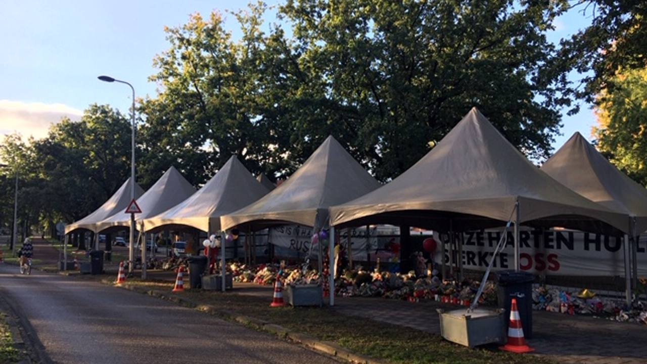 Negen tenten staan er bij de spoorwegovergang in Oss om alle bloemen en knuffels te beschermen. ( Foto: Jos Verkuilen)