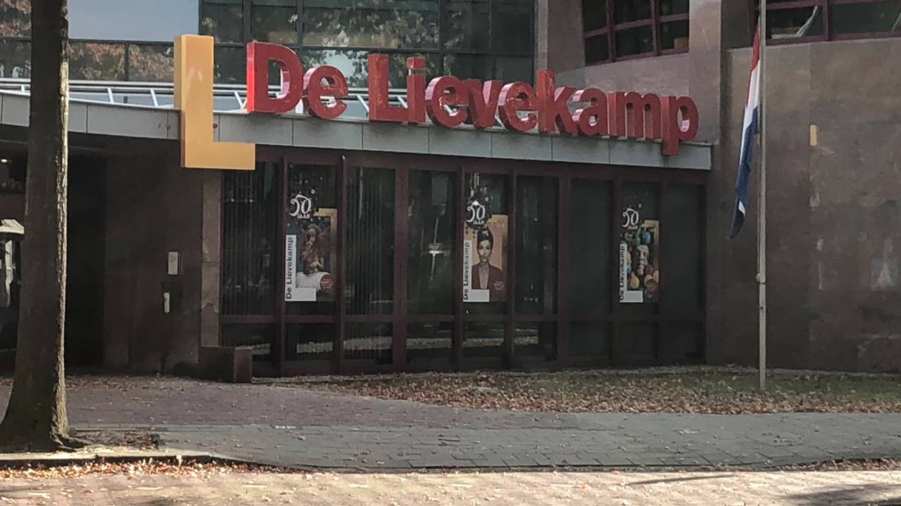 De samenkomst die wordt georganiseerd voor betrokkenen bij het spoordrama wordt gehouden in Theater De Lievekamp. (Foto: Imke van de Laar).