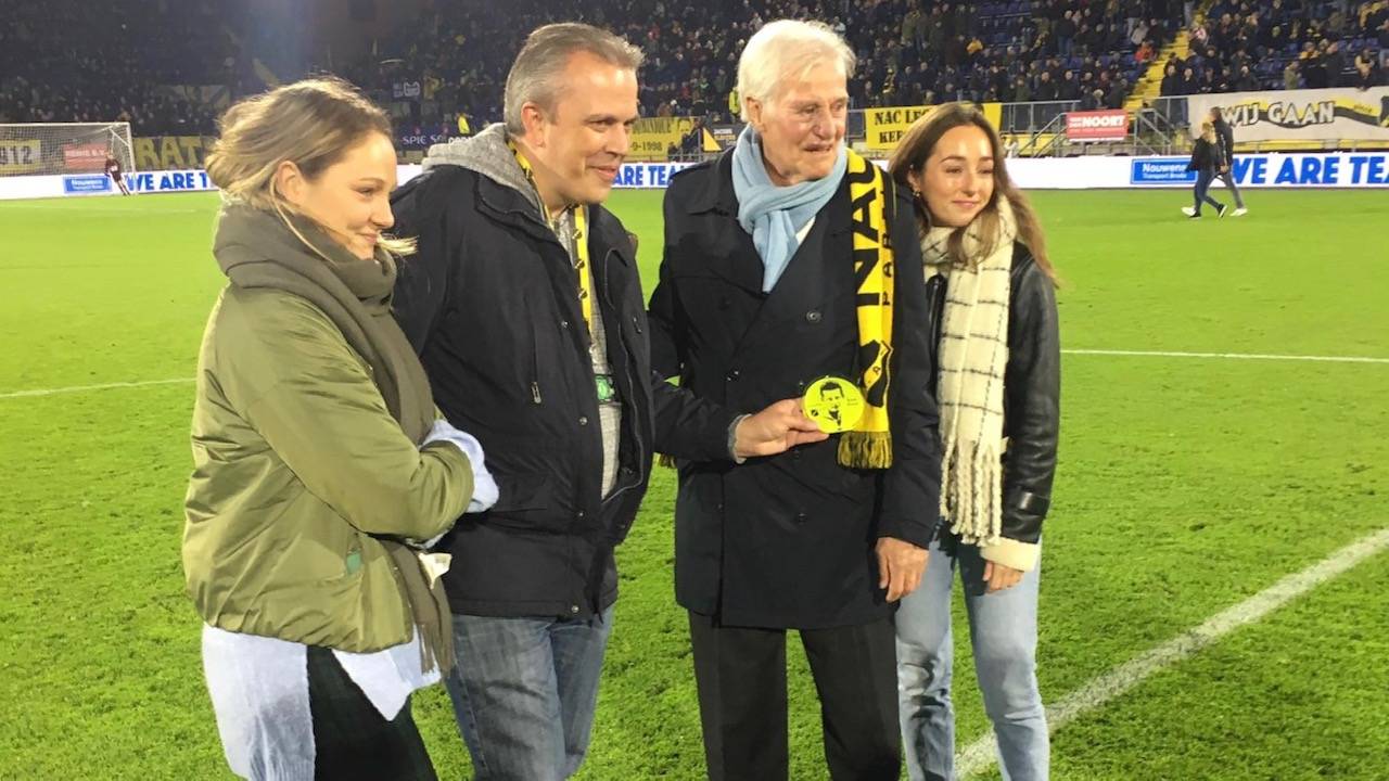 Kees Kuijs wordt gehuldigd op de middenstip van het NAC-stadion.