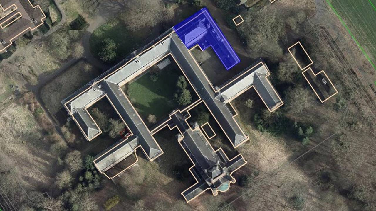 Het blauwe gedeelte van het gebouw is voor een half jaar gesloten 