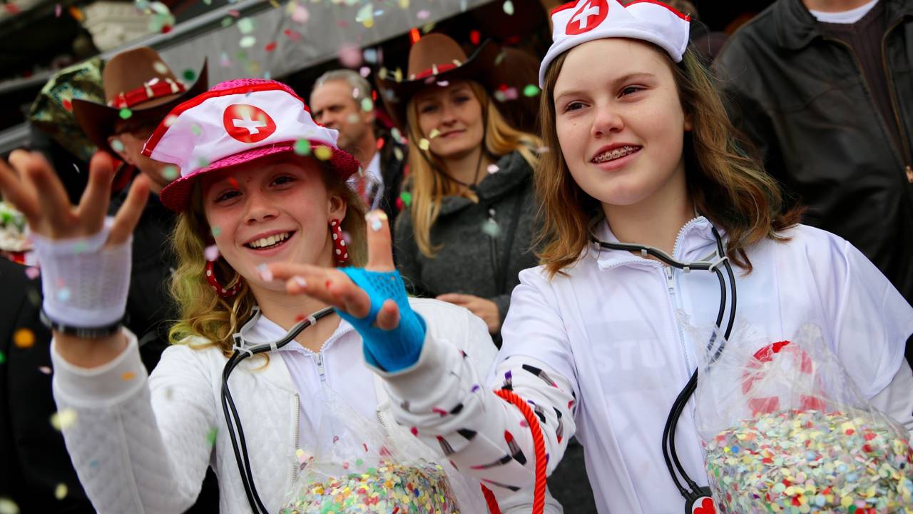 Zusters met confetti (foto: Lobke Kapteijns)