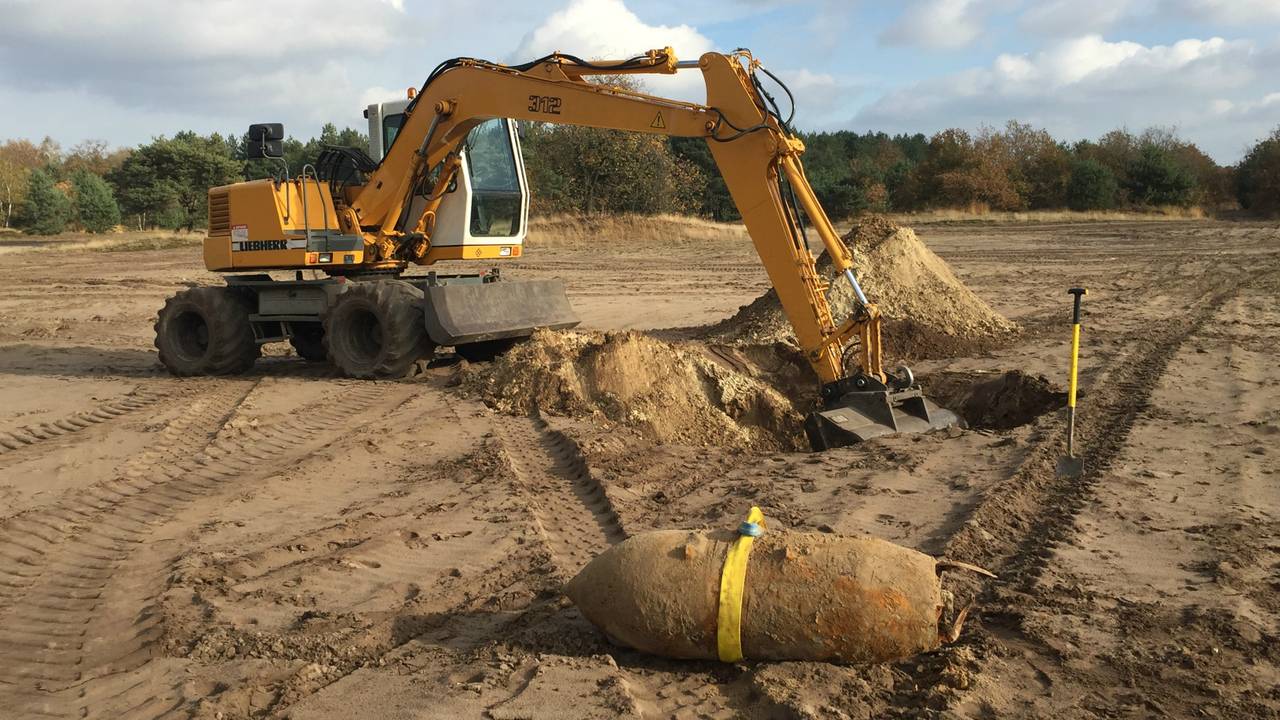 Zware bom op vliegbasis moet weg: gemeente sluit gebied hermetisch af