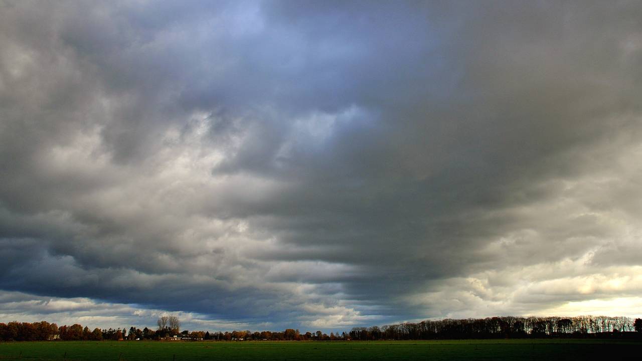 Donkere lucht in Budel-Schoot (foto: Ben Saanen).