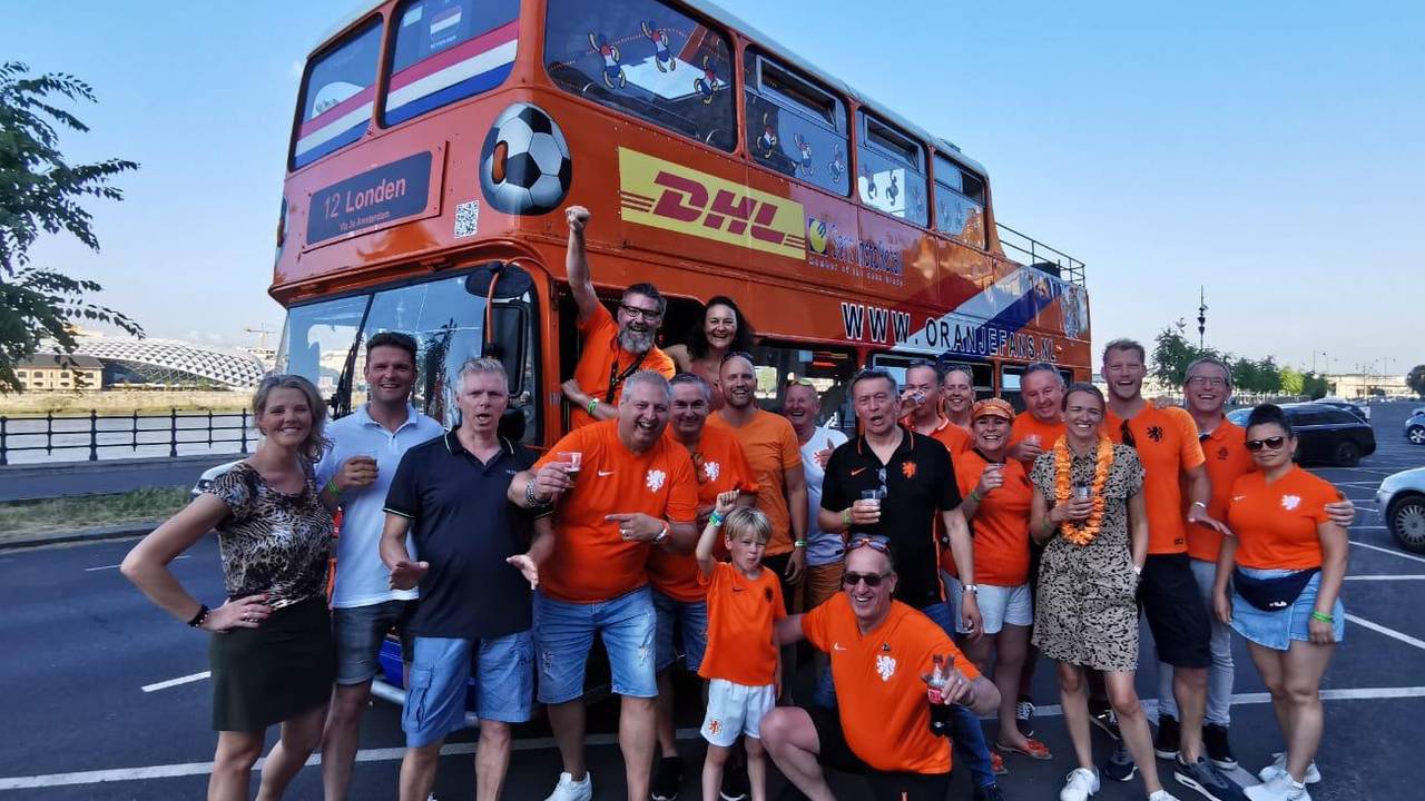 Oranjefans bij de bus (foto: Sjoerd van Fessem)