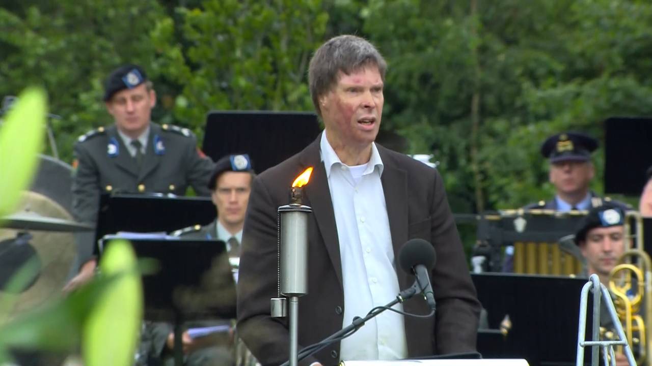 Overlevende Ron Geurts spreekt bij de herdenking van de Herculesramp.